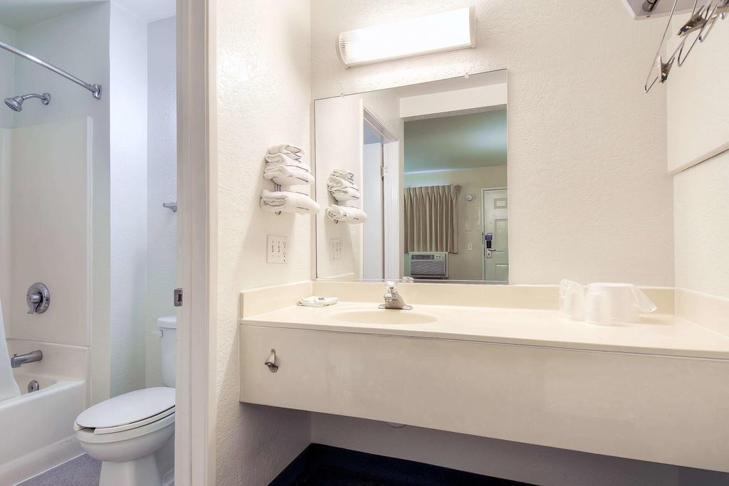 Motel 6 Anaheim Stadium - Orange Exterior photo