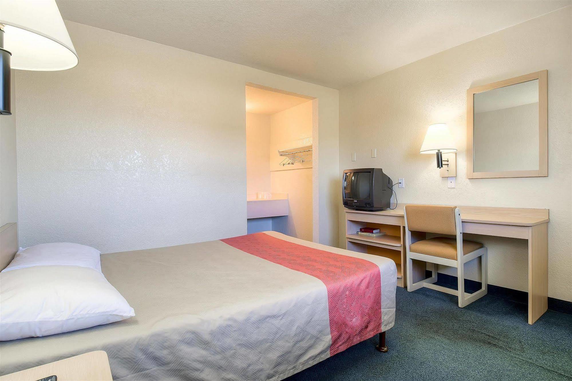 Motel 6 Anaheim Stadium - Orange Exterior photo
