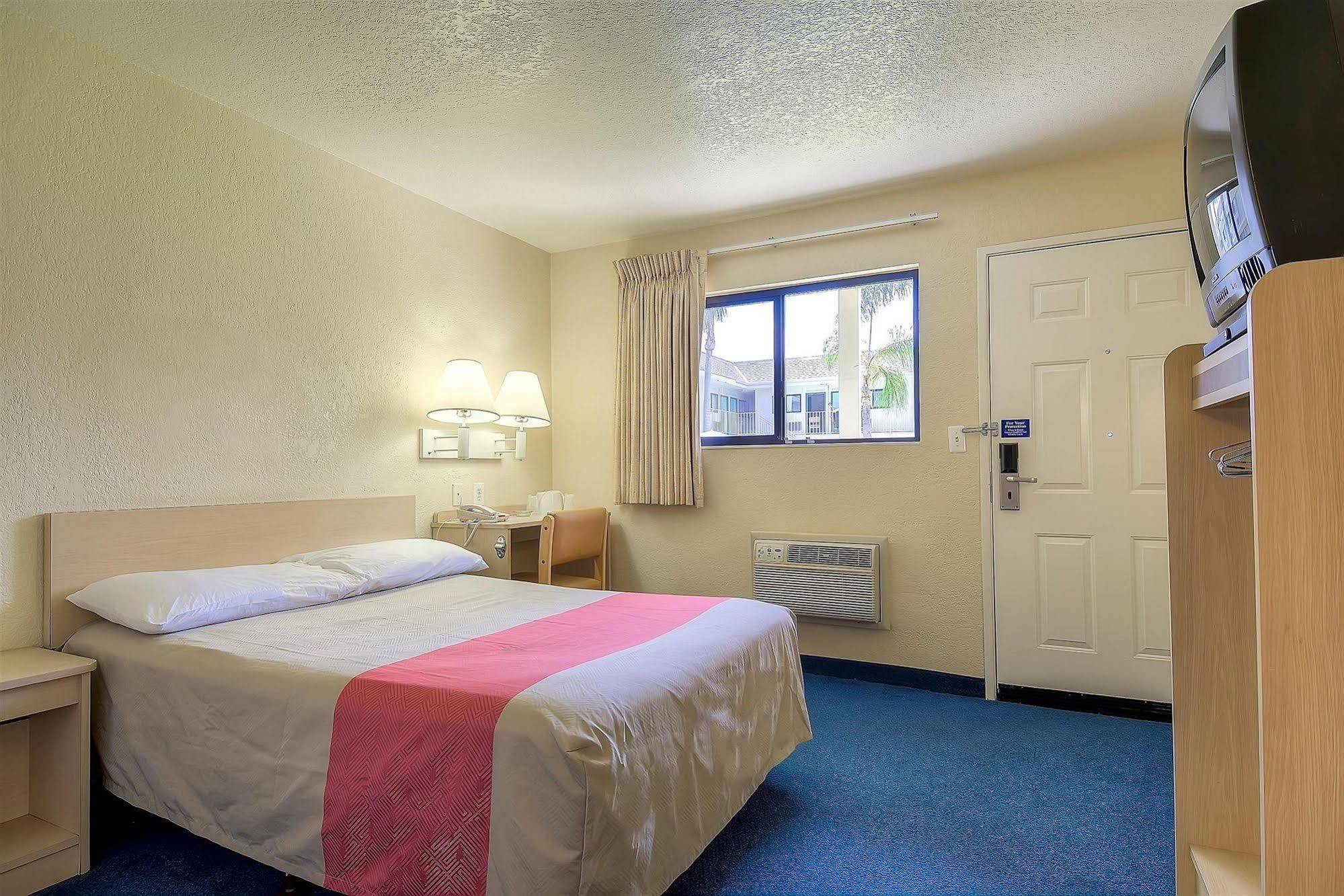 Motel 6 Anaheim Stadium - Orange Exterior photo