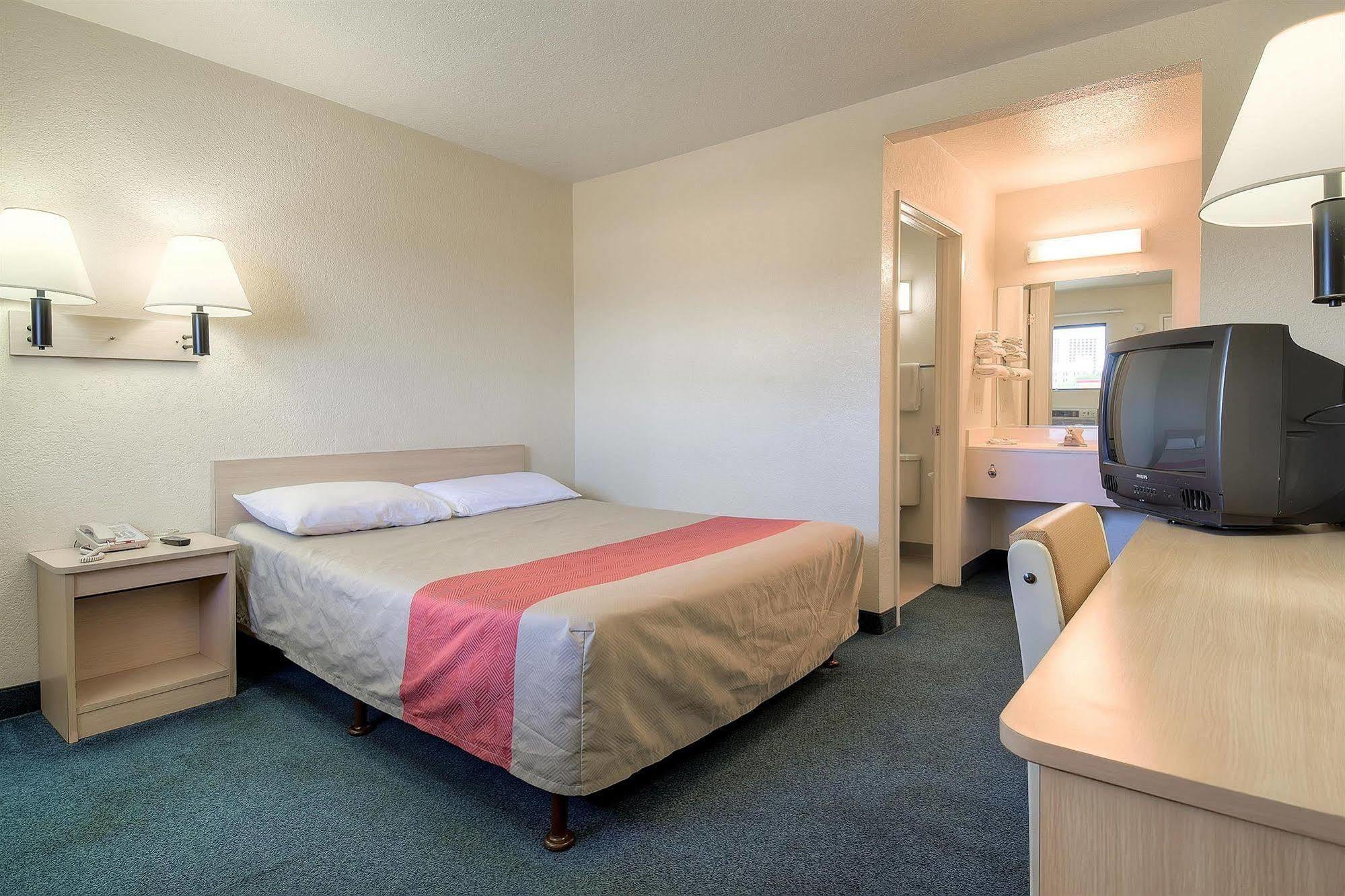 Motel 6 Anaheim Stadium - Orange Exterior photo
