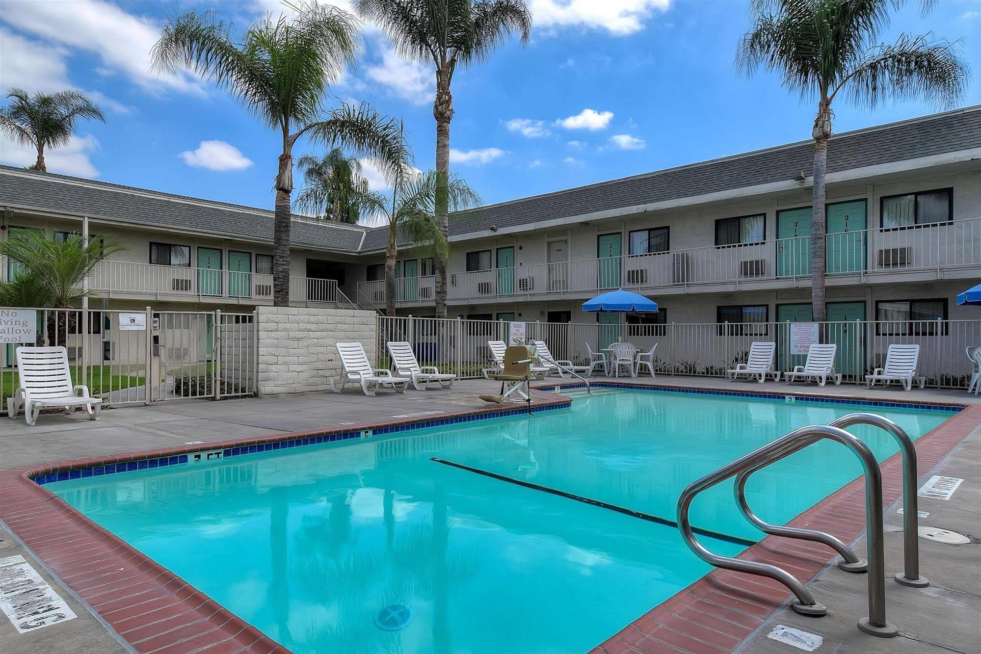 Motel 6 Anaheim Stadium - Orange Exterior photo