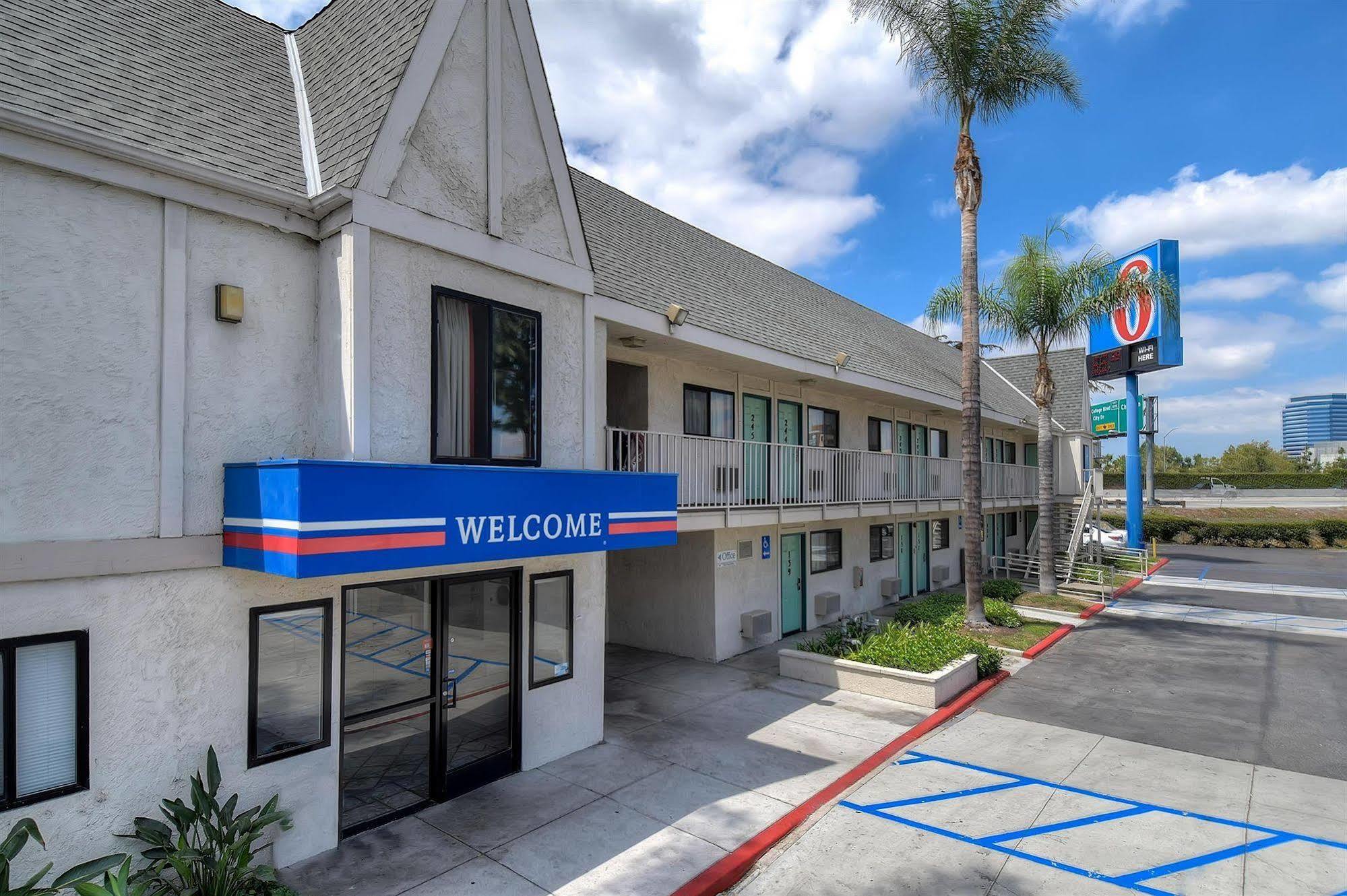 Motel 6 Anaheim Stadium - Orange Exterior photo